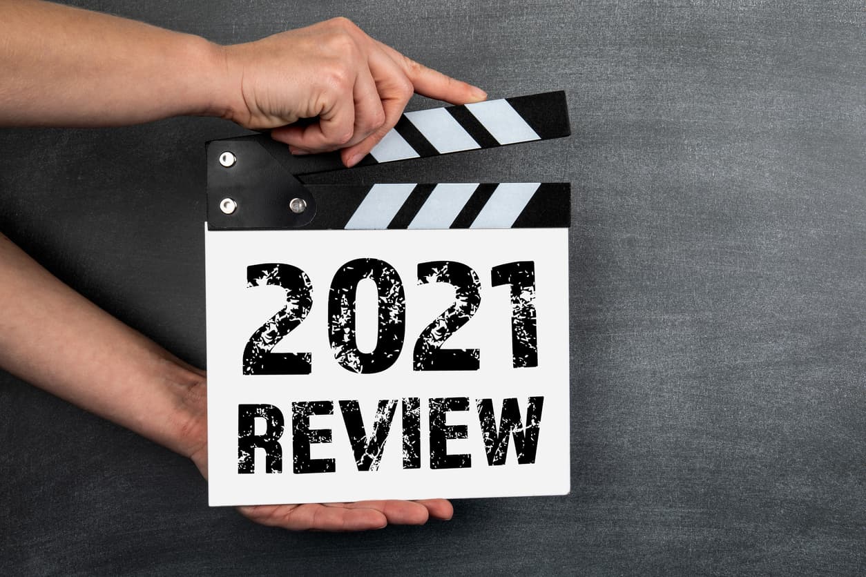 A person holding a movie clapboard with 2021 review on it which signifies VendorSmart blogs of 2021